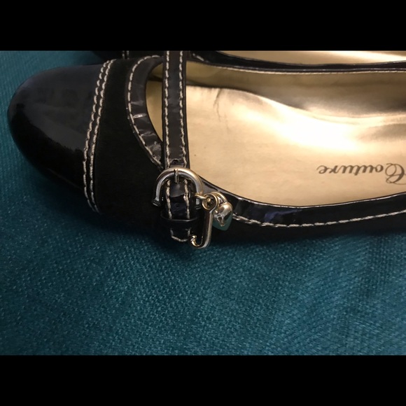 SOLD! JUICY flats w charm & buckle embellishment - Picture 4 of 6
